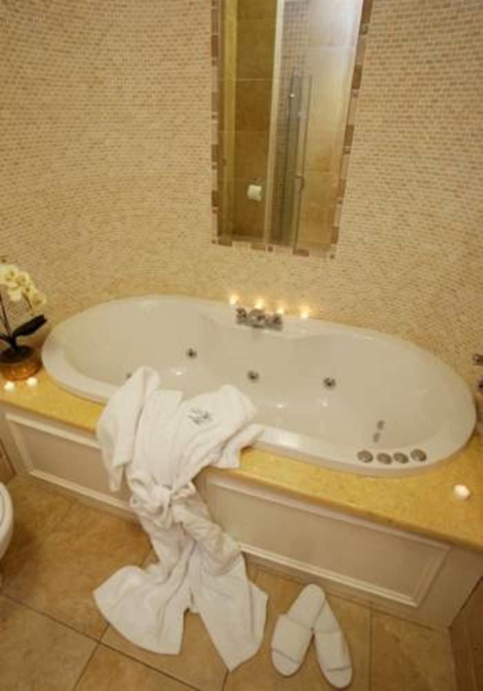 Court Yard Hotel 4*
